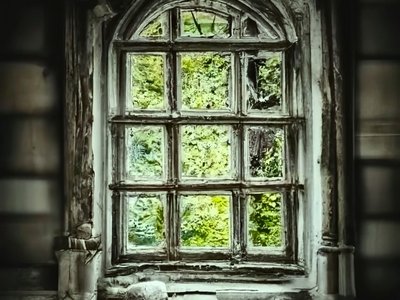 Dincolo de Poarta Mov