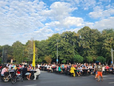 Sute de bucureșteni, cuvinte cu pălării de sandal. Confesiune de scriitor